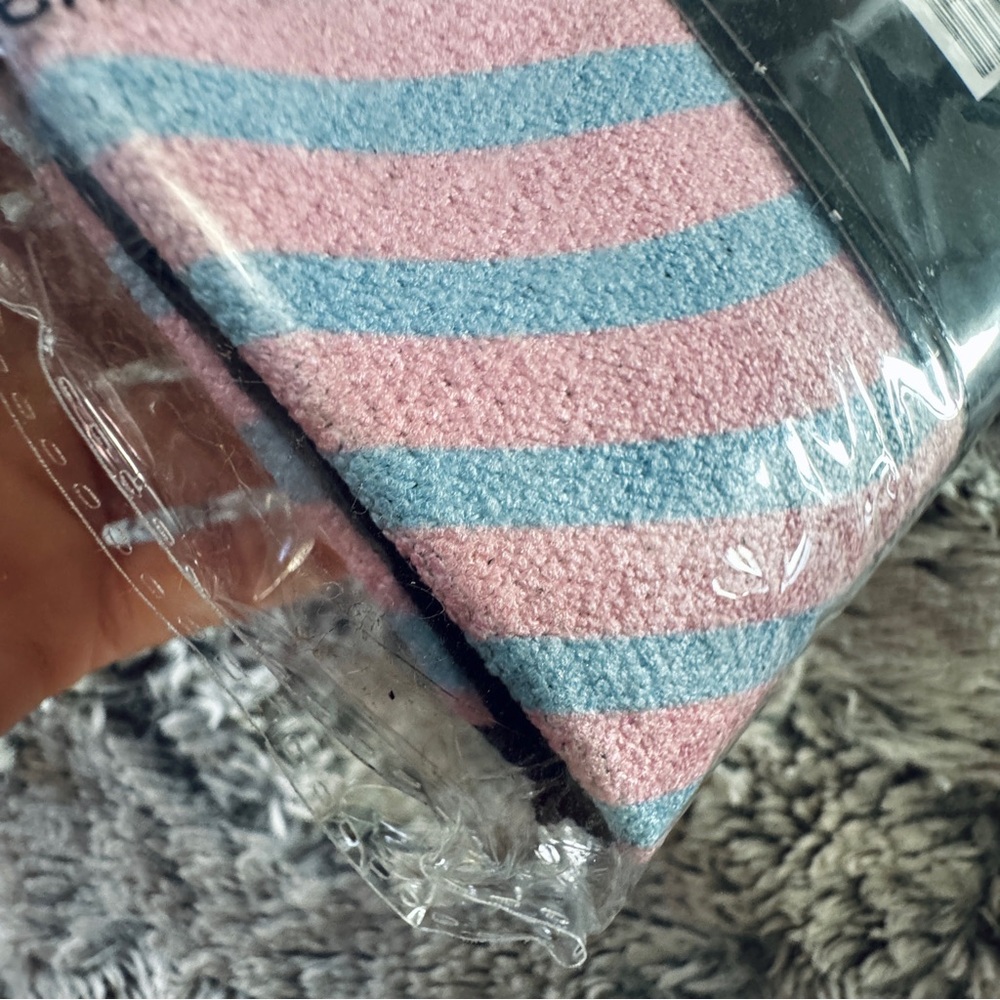 Geometry Fitness Towel Vibe Check in Pink and Blue - Picture 3 of 4